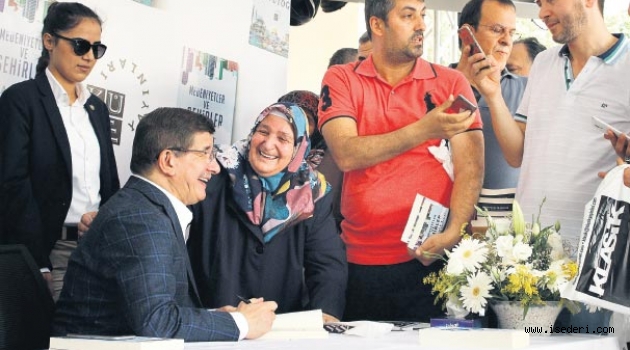 Ahmet Davutoğlu'ndan İmza Gününde Dikkat Çekici Mesaj