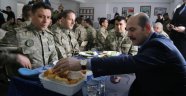 İçişleri Bakanı Soylu Hatay'da askerlerle kahvaltı yaptı