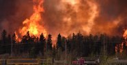 Kanada'da geçen hafta başlayan orman yangını büyüyerek devam ediyor