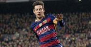 Messi ilk kez 'ayın oyuncusu' seçildi