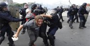 Paris'te Polis Eylemcilere Biber Gazı ve Tazyikli Su ile Müdahale Etti