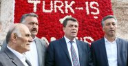 Türk-İş, Taksim Cumhuriyet Anıtı'na çelenk bıraktı